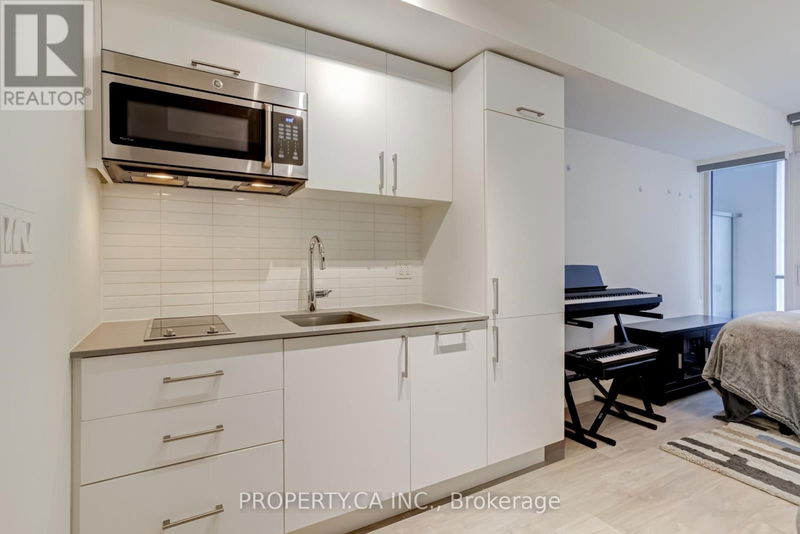  719 - 27 Bathurst Street  Toronto (Waterfront Communities), M5V0R1 | Image 1