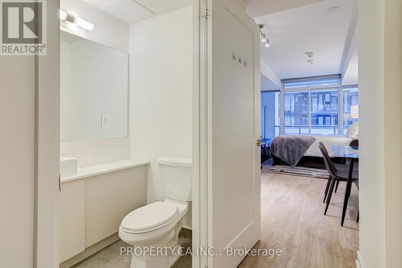  719 - 27 Bathurst Street  Toronto (Waterfront Communities), M5V0R1 | Image 11