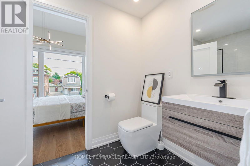 388 Oakwood Avenue  Toronto (Oakwood Village), M6E2W3 | Image 31