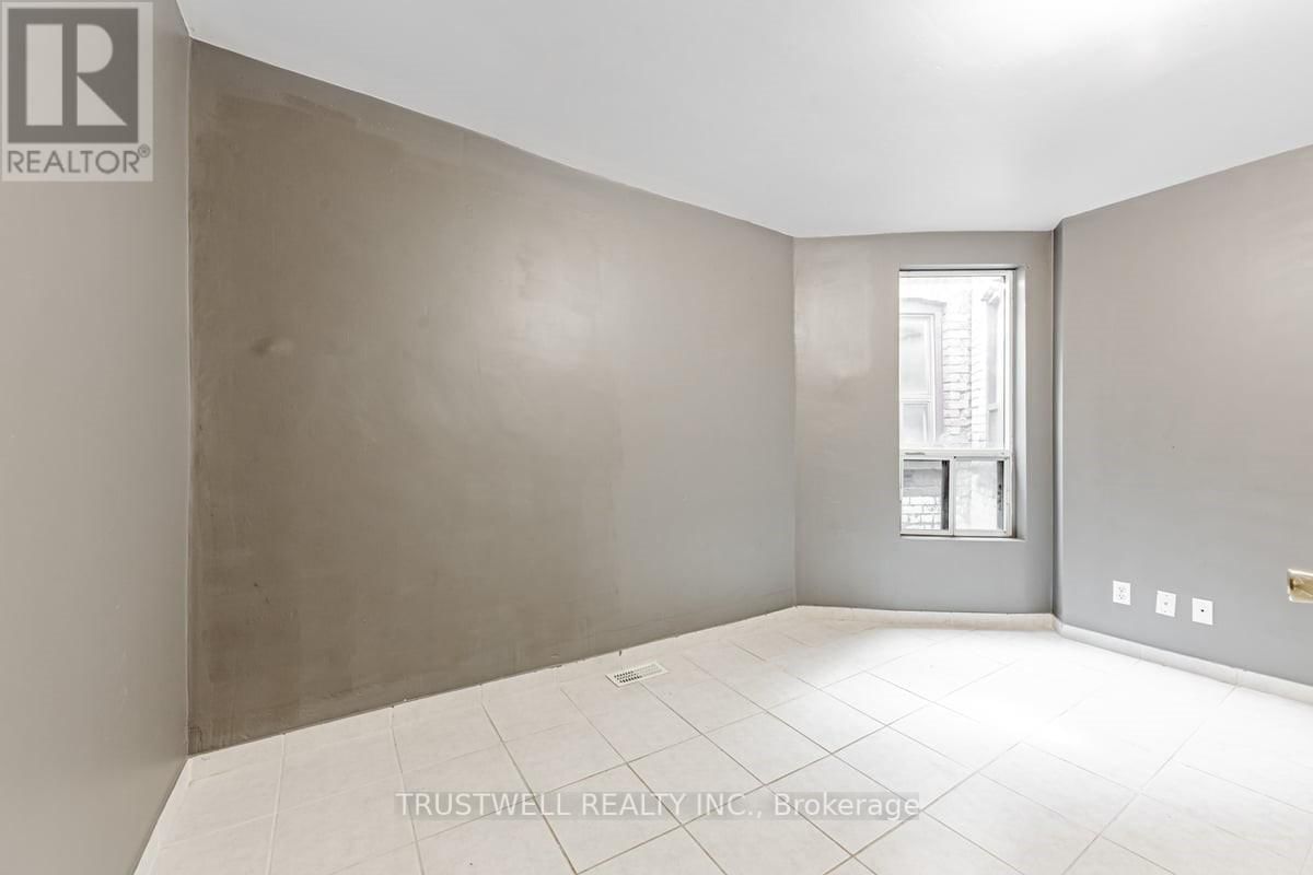 1211 DUNDAS STREET W Image 10