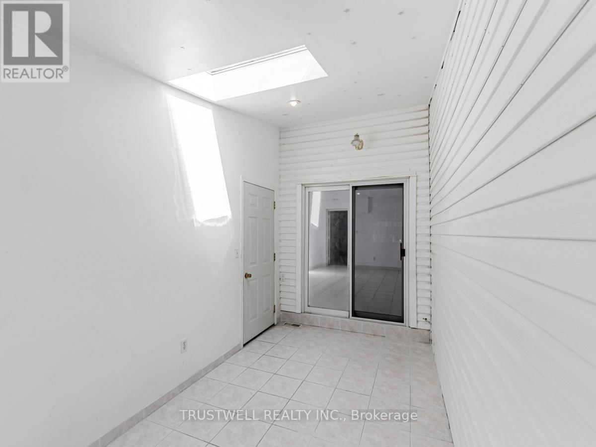 1211 DUNDAS STREET W Image 13