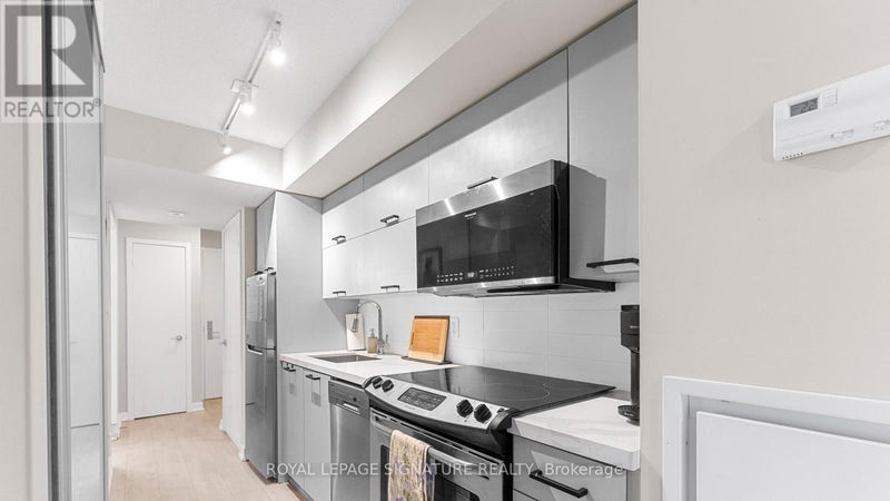  402 - 126 Simcoe Street  Toronto (Waterfront Communities), M5H4E6 | Image 4