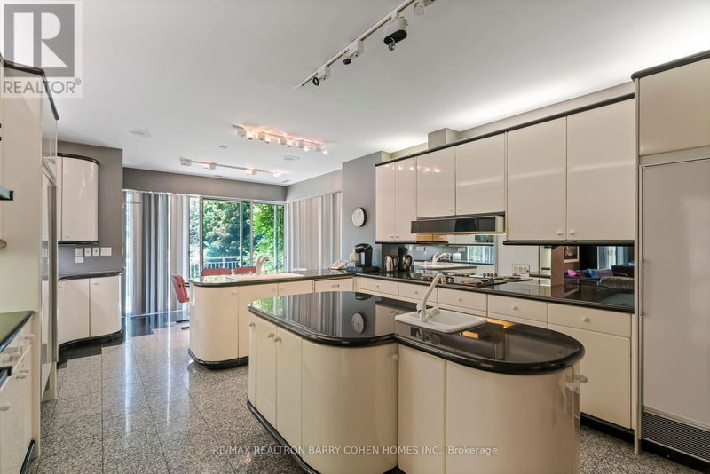 50 Park Lane Circle  Toronto (Bridle Path-Sunnybrook-York Mills), M3C2N2 | Image 13