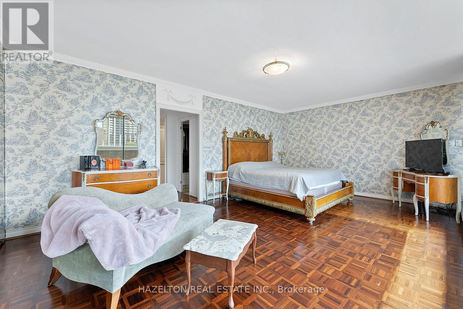 402 - 18A HAZELTON AVENUE Image 23
