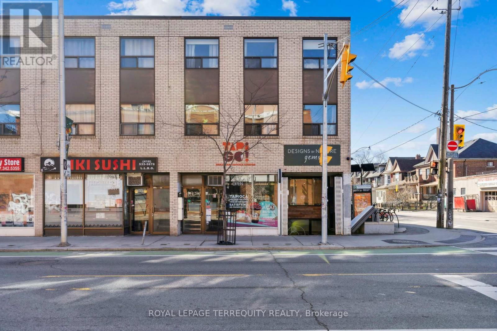 835 BLOOR STREET W Image 17