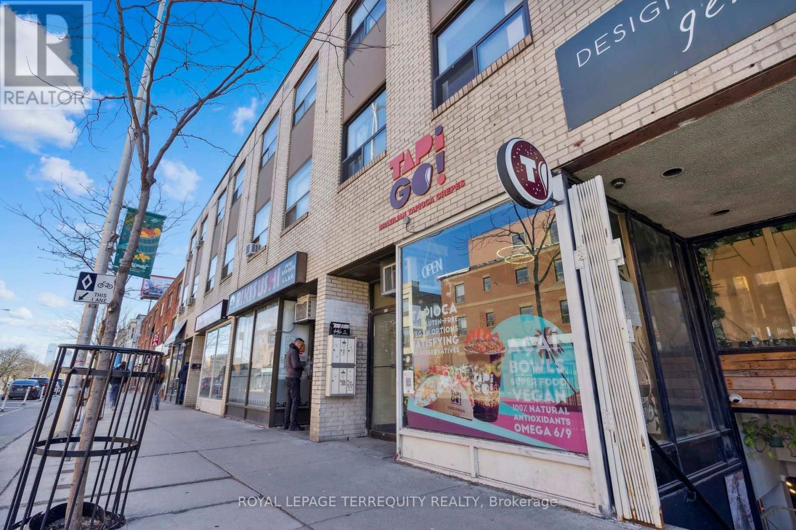 835 BLOOR STREET W Image 18