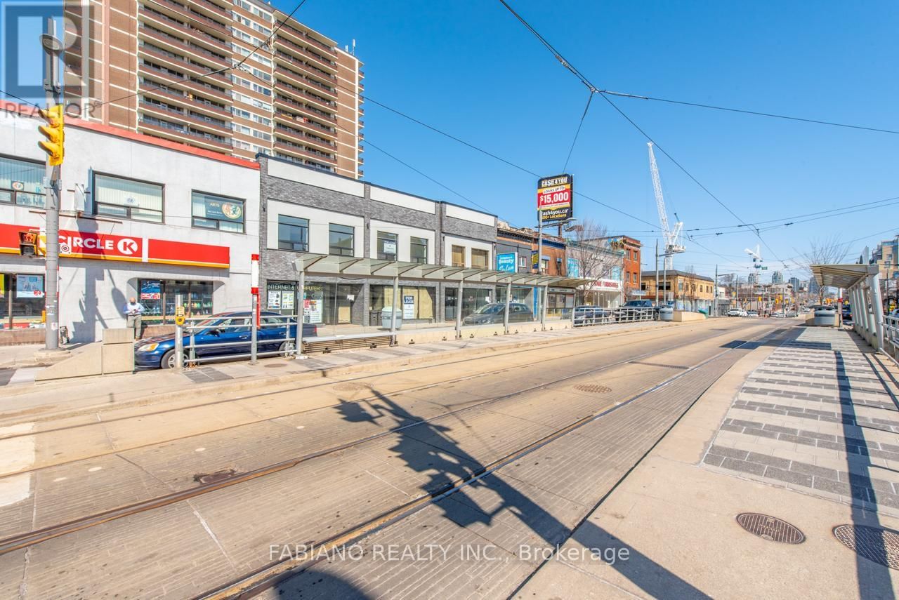 940 ST CLAIR AVENUE W Image 13