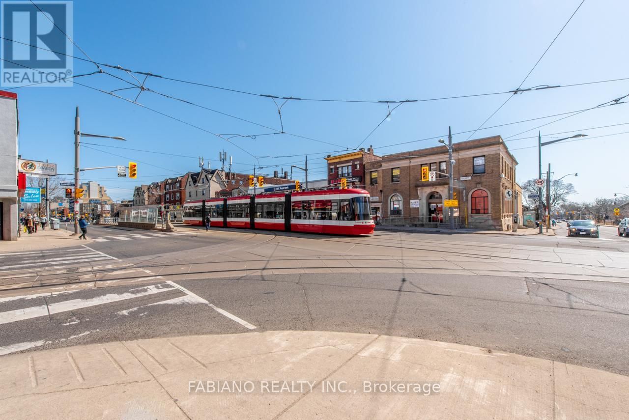 940 ST CLAIR AVENUE W Image 17