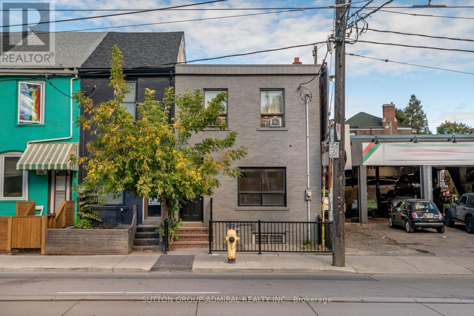 658 DUNDAS STREET W Image 1