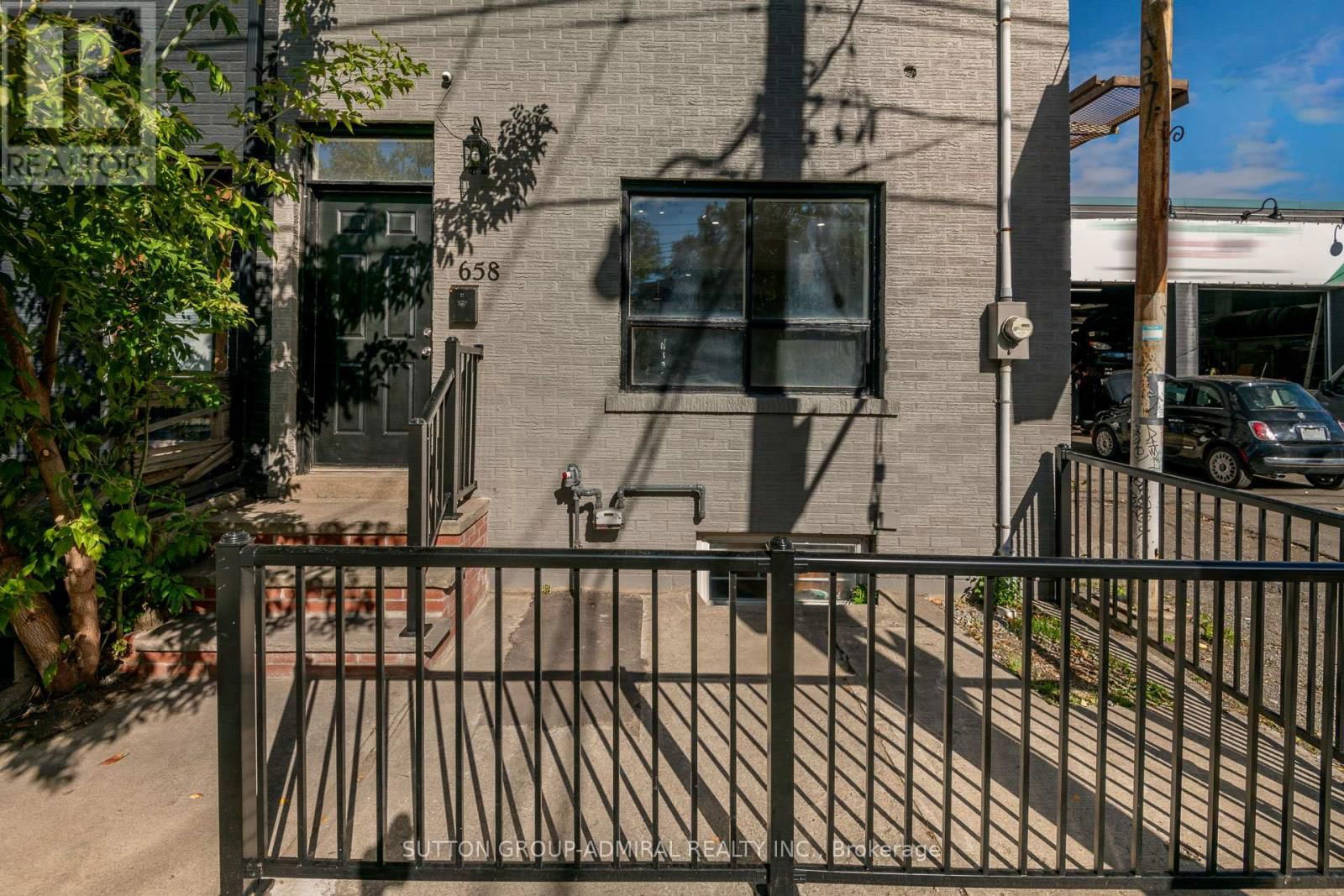 658 DUNDAS STREET W Image 3