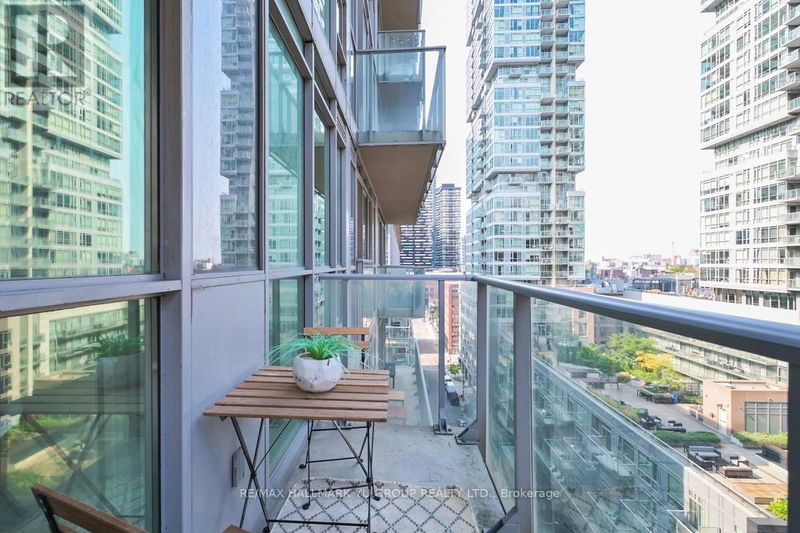  1205 - 126 Simcoe Street  Toronto (Waterfront Communities), M5H4E6 | Image 12