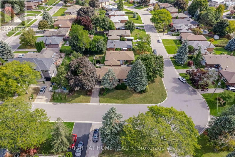 22 Coral Cove Crescent  Toronto (Parkwoods-Donalda), M3A1G8 | Image 2