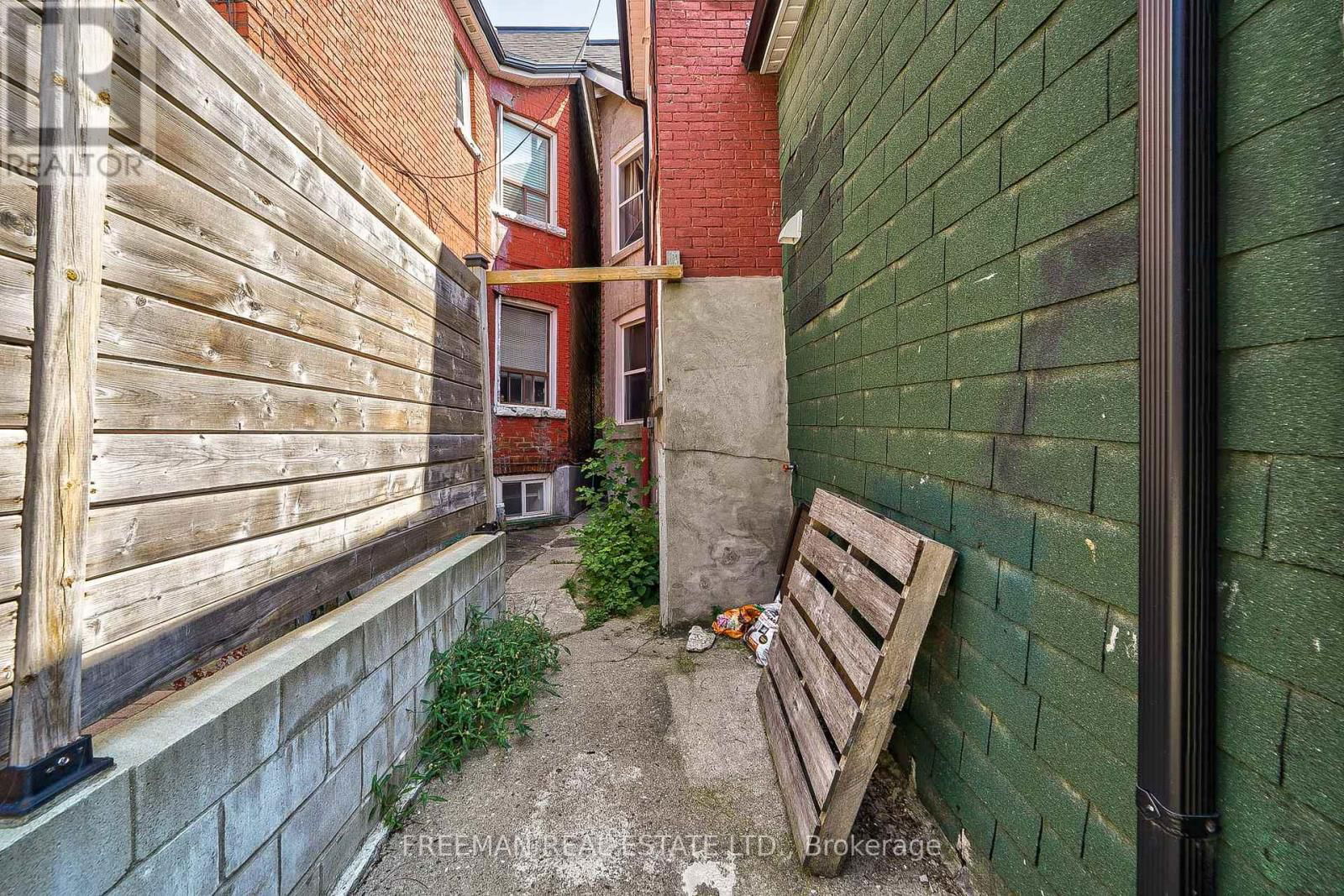 472 CRAWFORD STREET Image 39