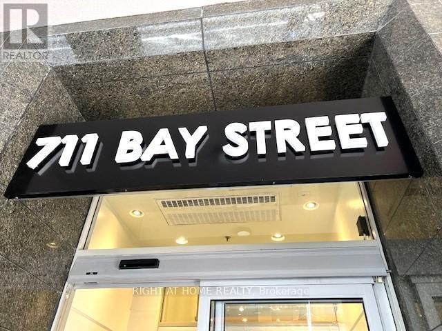 1616 - 711 BAY STREET Image 5