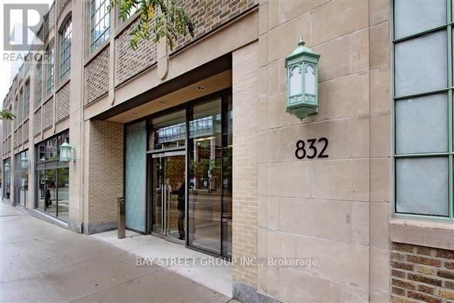 1410 - 832 BAY STREET Image 1