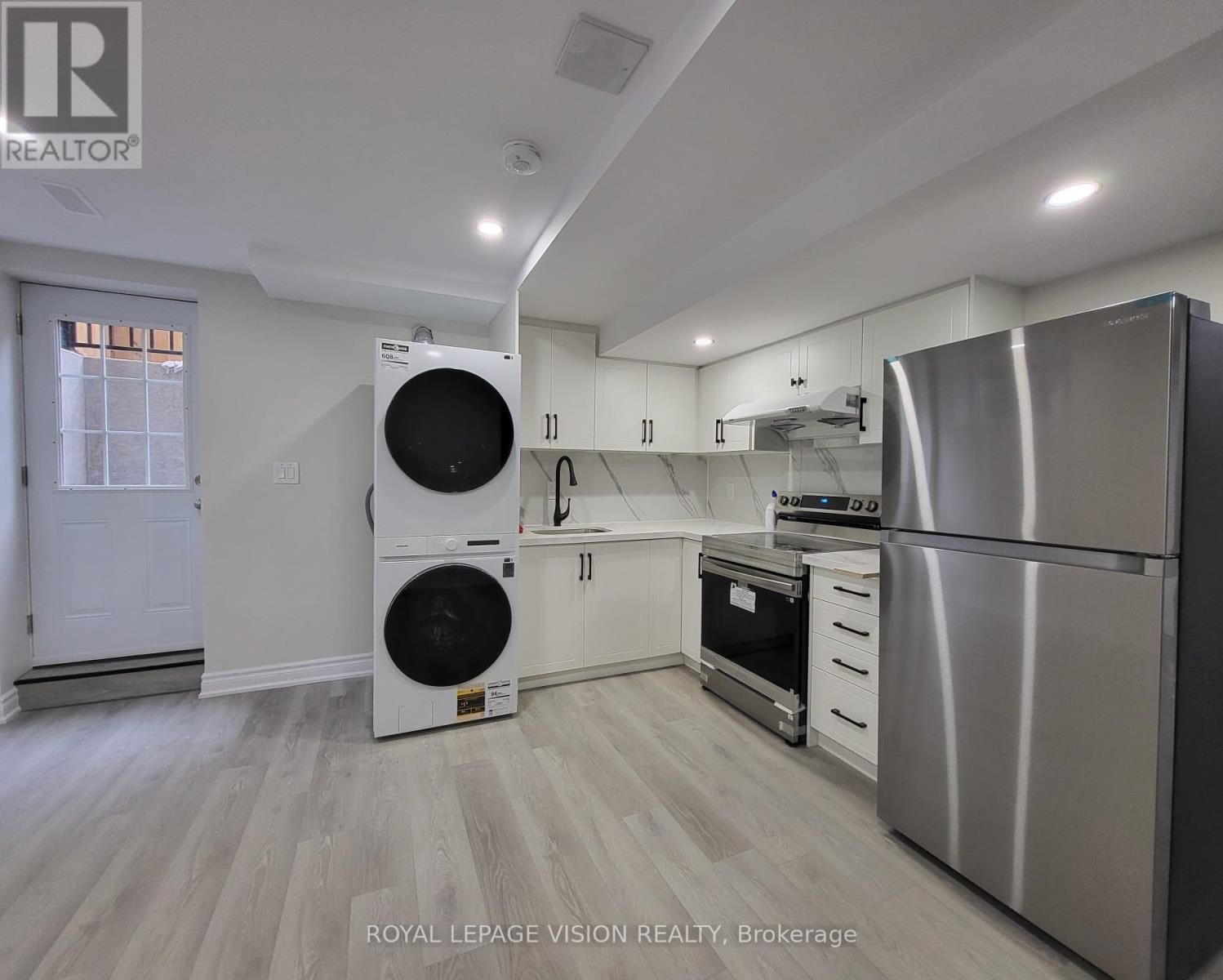 884 SHEPPARD AVENUE Image 3