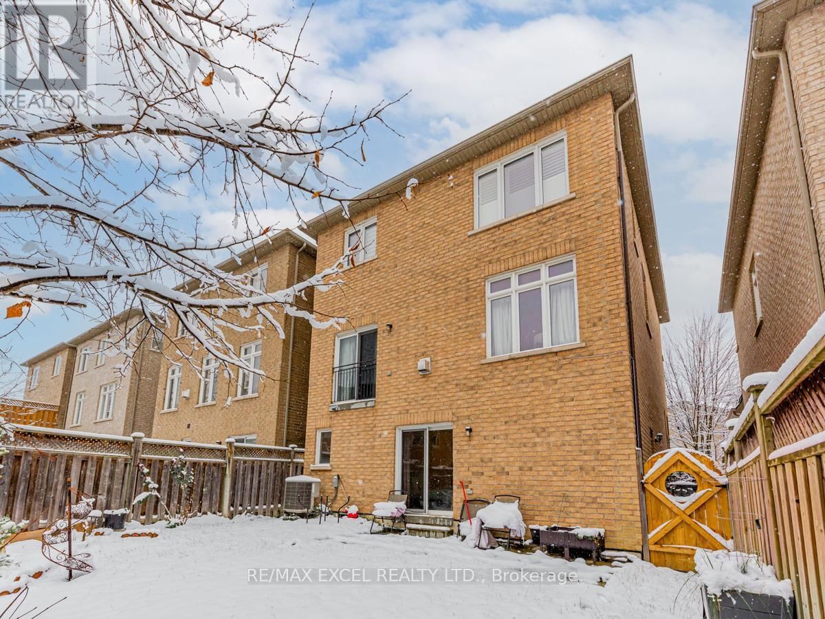 8 MASTWOOD CRESCENT Image 32