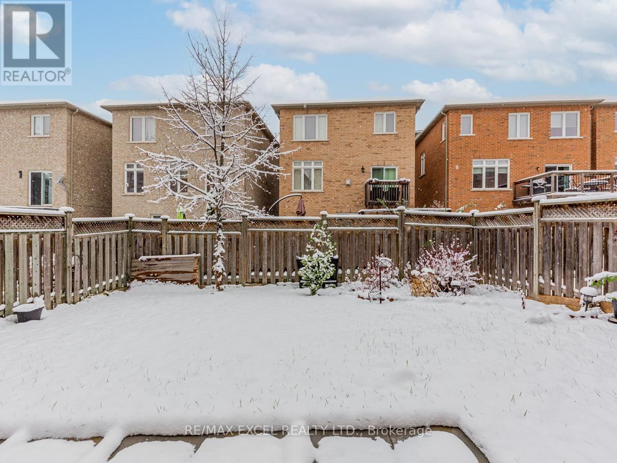 8 MASTWOOD CRESCENT Image 33