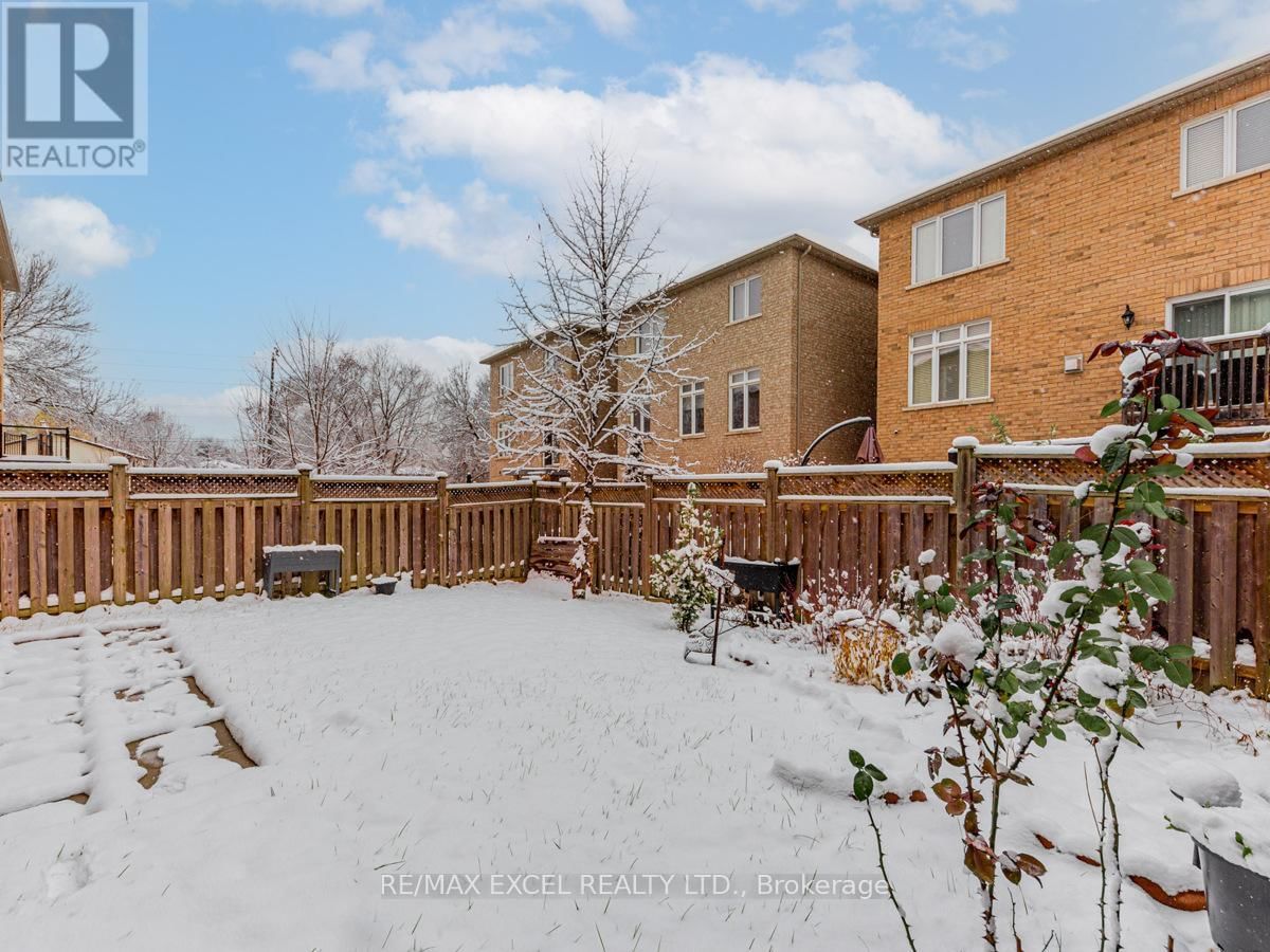 8 MASTWOOD CRESCENT Image 34