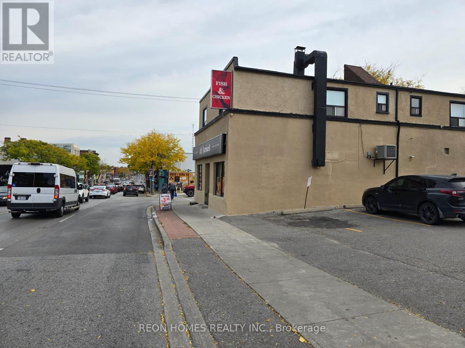 201 DUNDAS STREET W Image 14