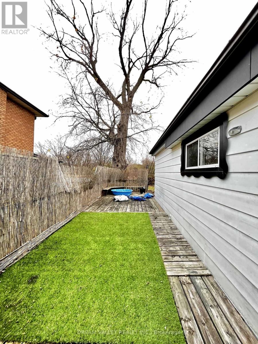 UPPER - 622 SHEPPARD AVENUE Image 16