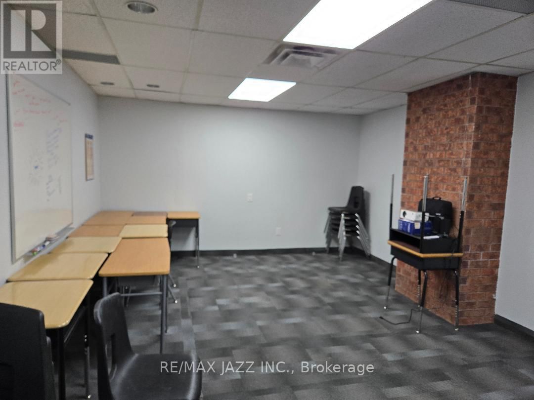 200 - 111 SIMCOE STREET N Image 4