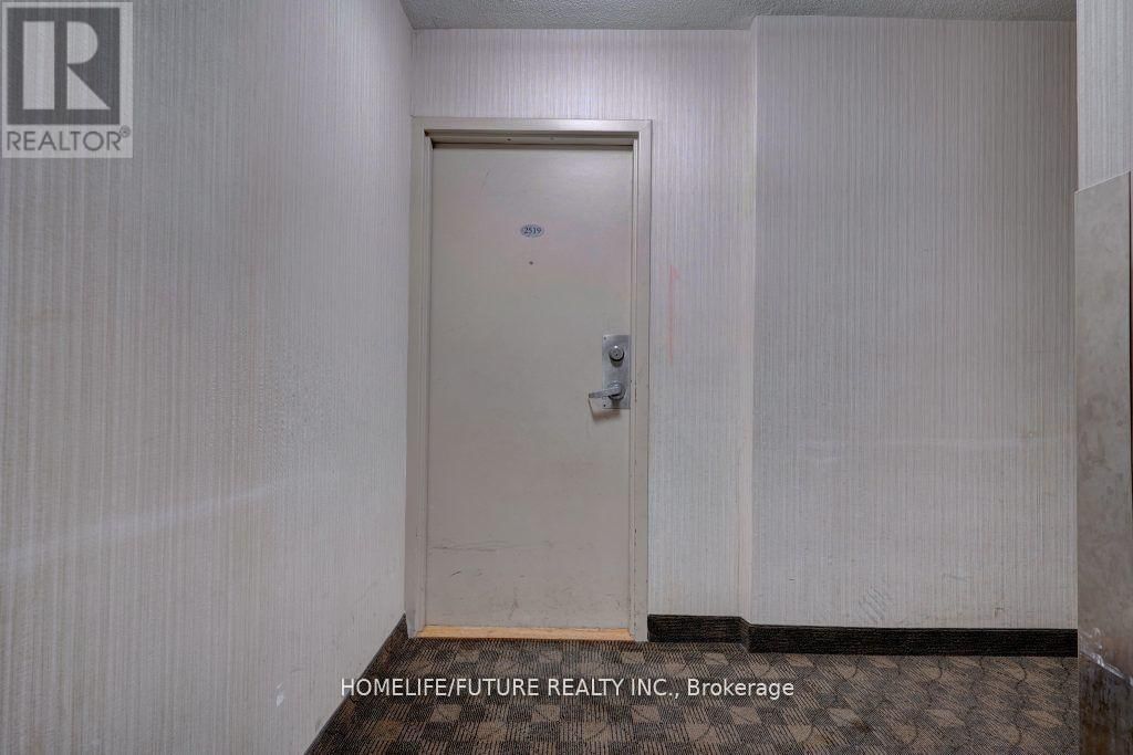 2519 - 5 MASSEY SQUARE Image 25