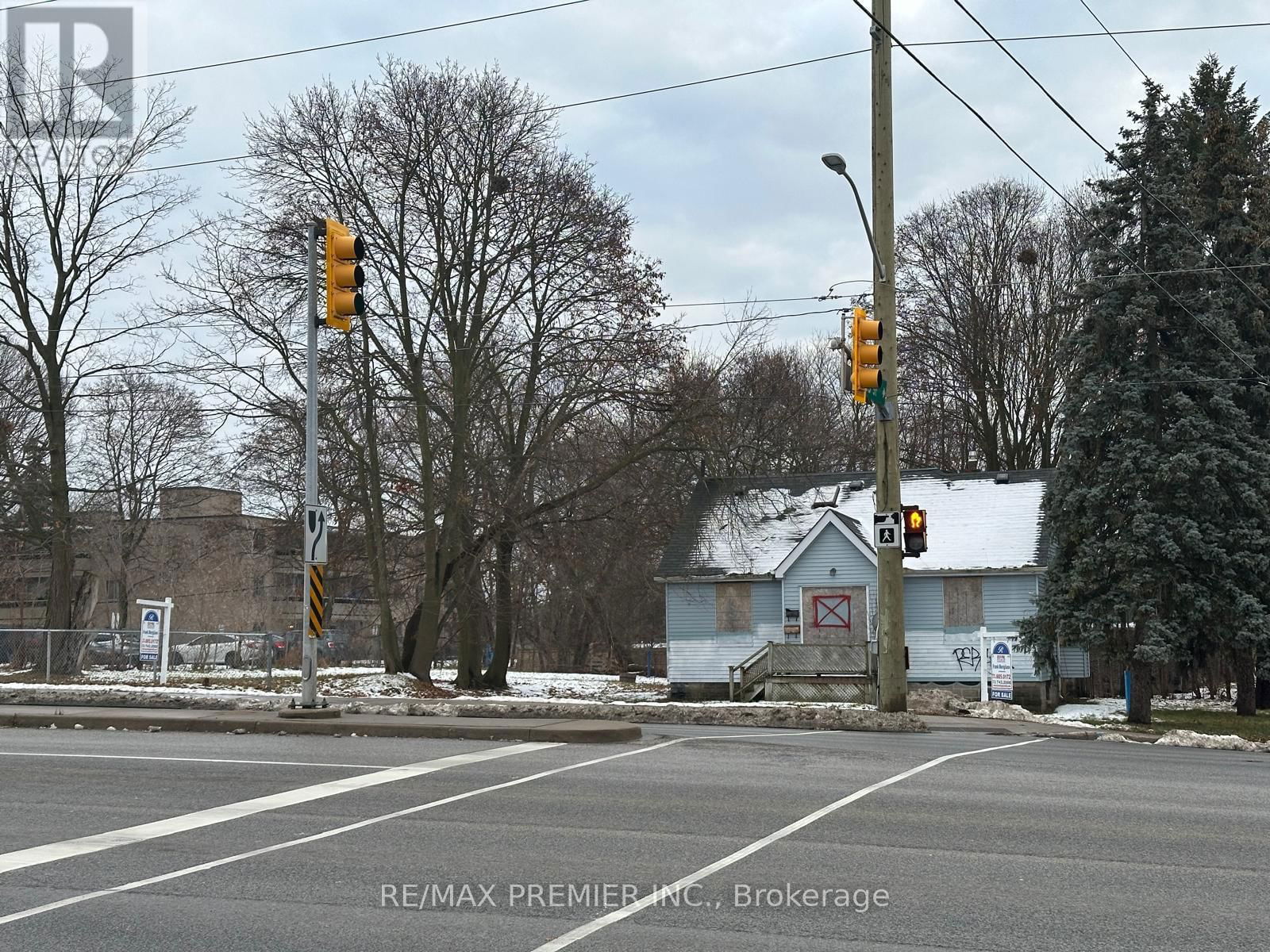 723 DUNDAS STREET W Image 7