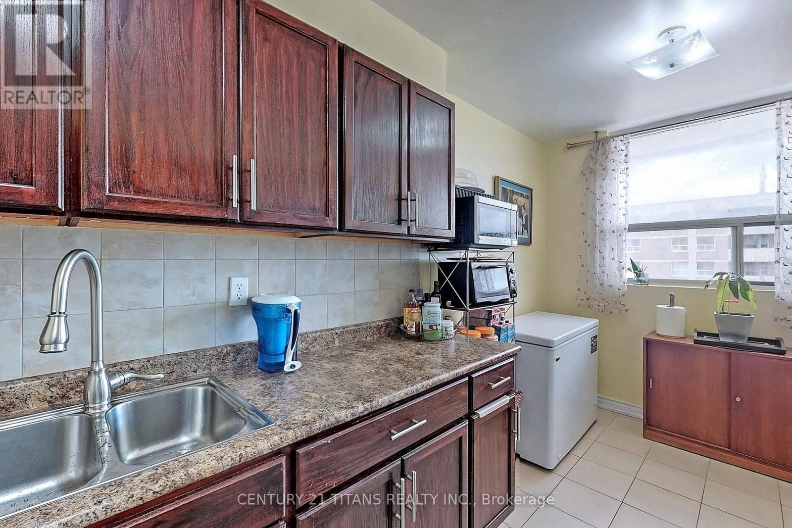 1208 - 20 GILDER DRIVE Image 33