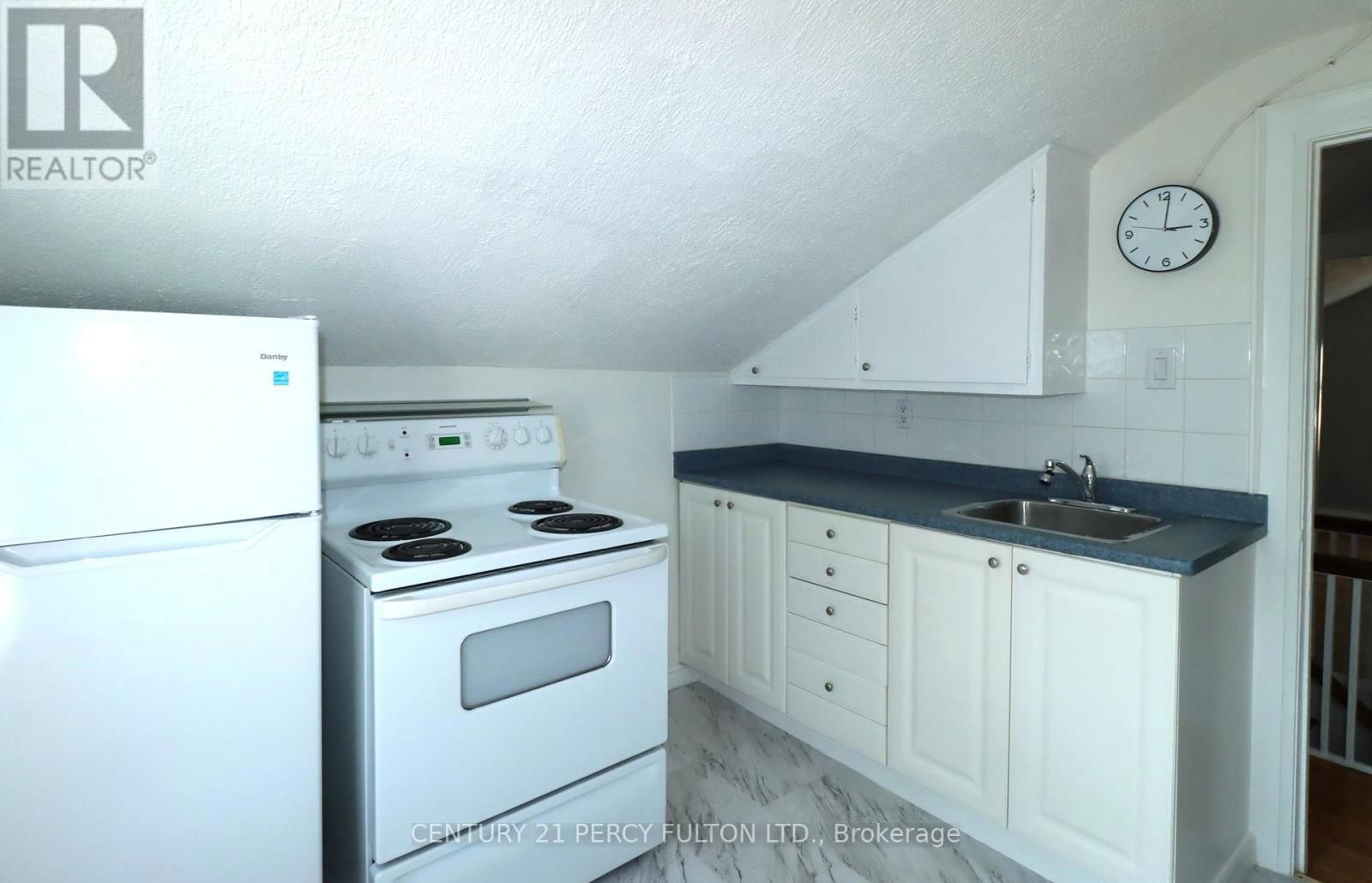 164 CENTRE STREET NORTH Image 12