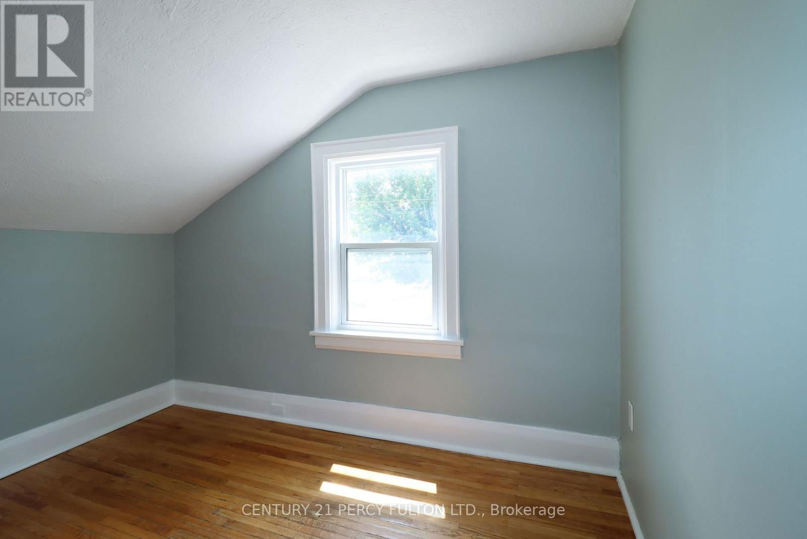 164 CENTRE STREET NORTH Image 14