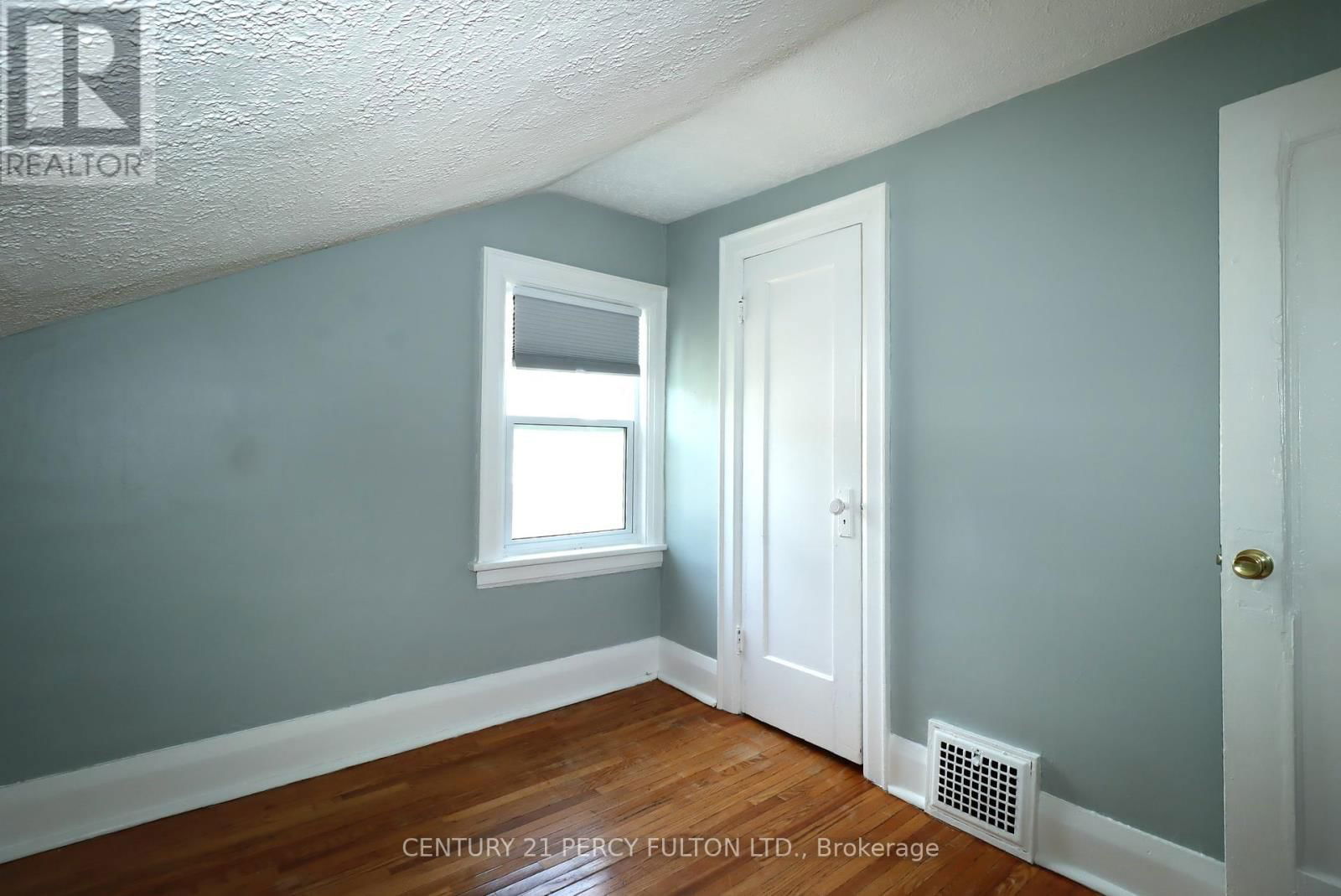 164 CENTRE STREET NORTH Image 18