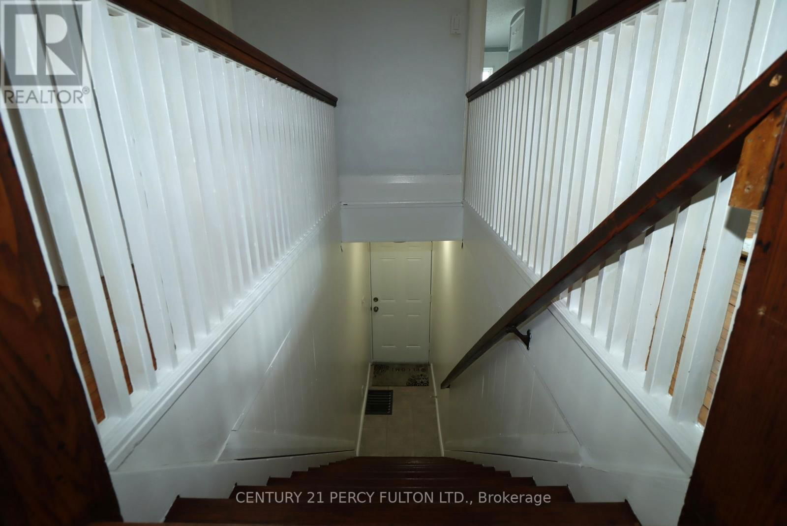 164 CENTRE STREET NORTH Image 22