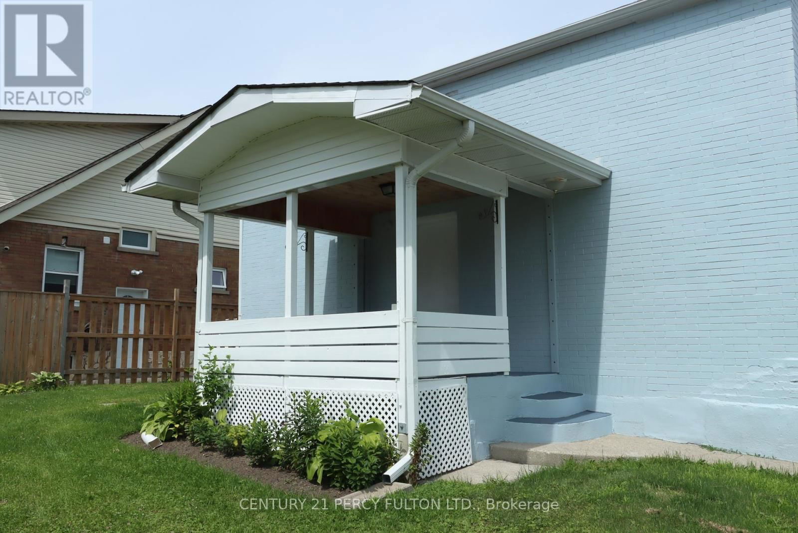 164 CENTRE STREET NORTH Image 25