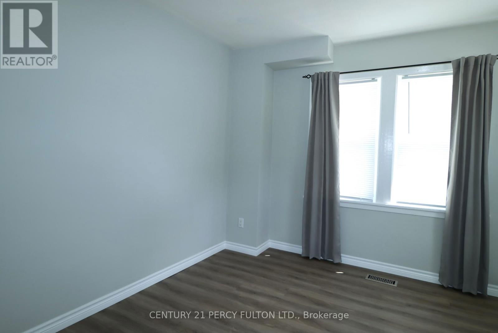164 CENTRE STREET NORTH Image 7