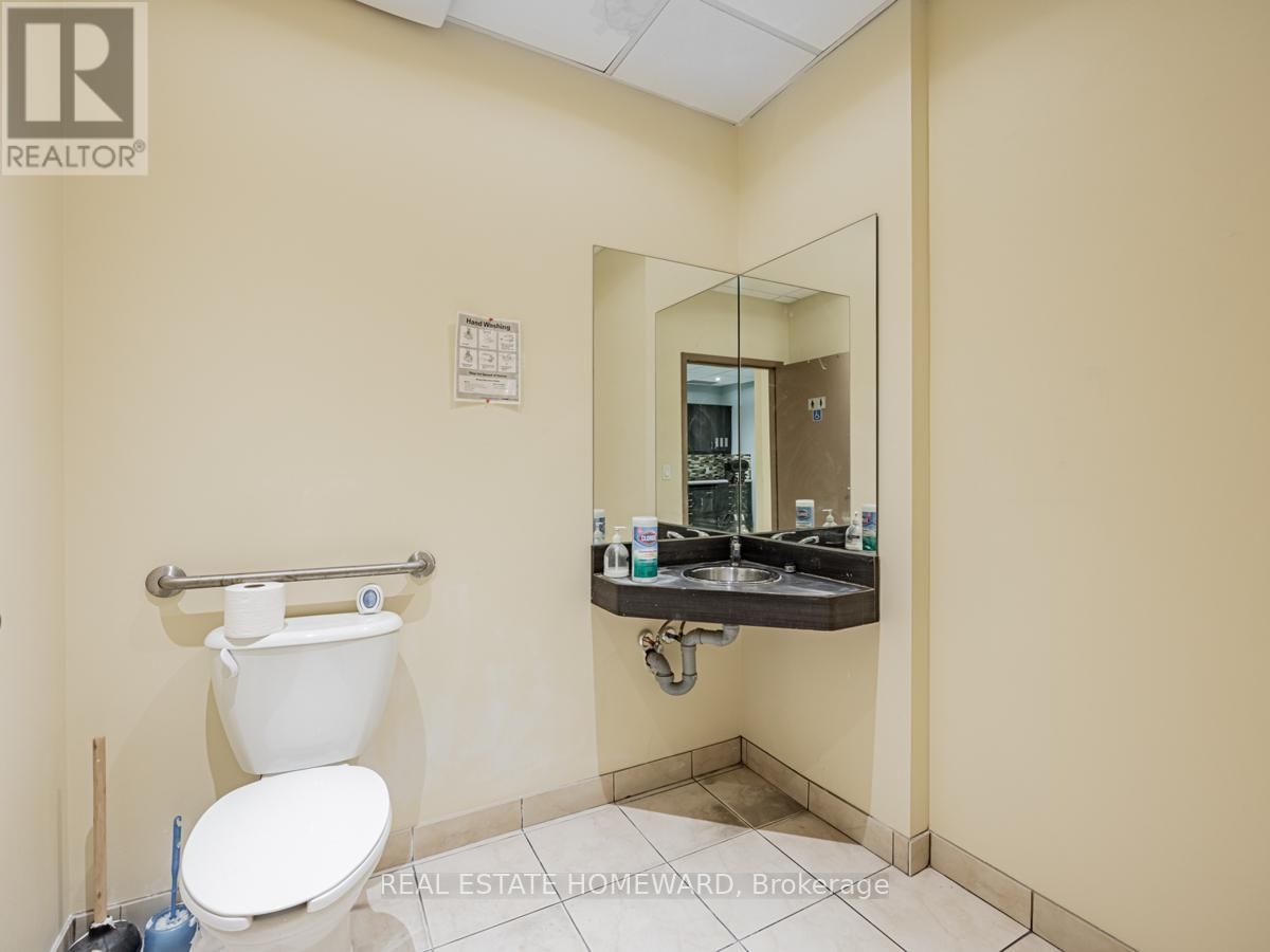 2438 DANFORTH AVENUE Image 21