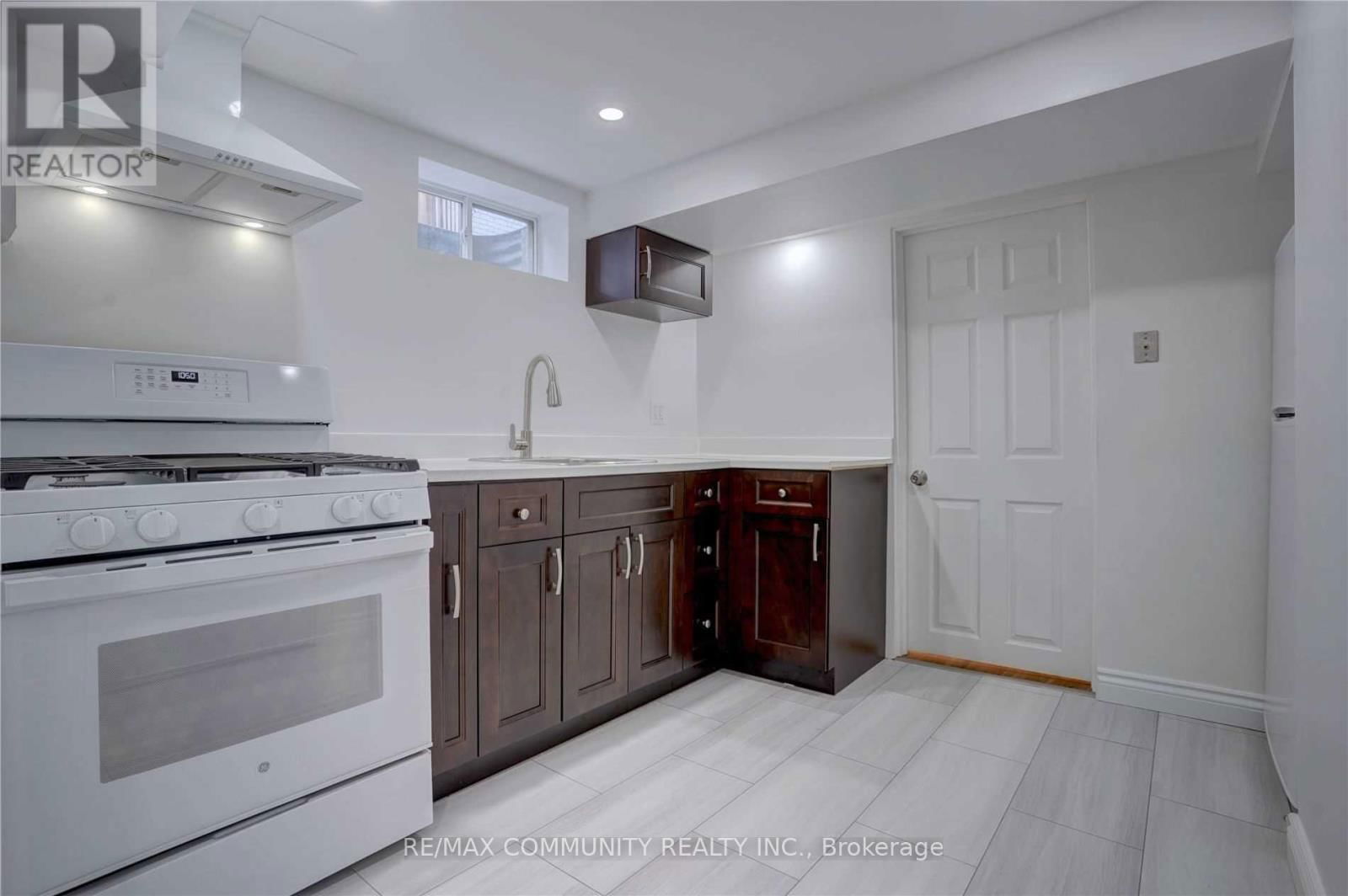 435 MAPLEWOOD DRIVE Image 12