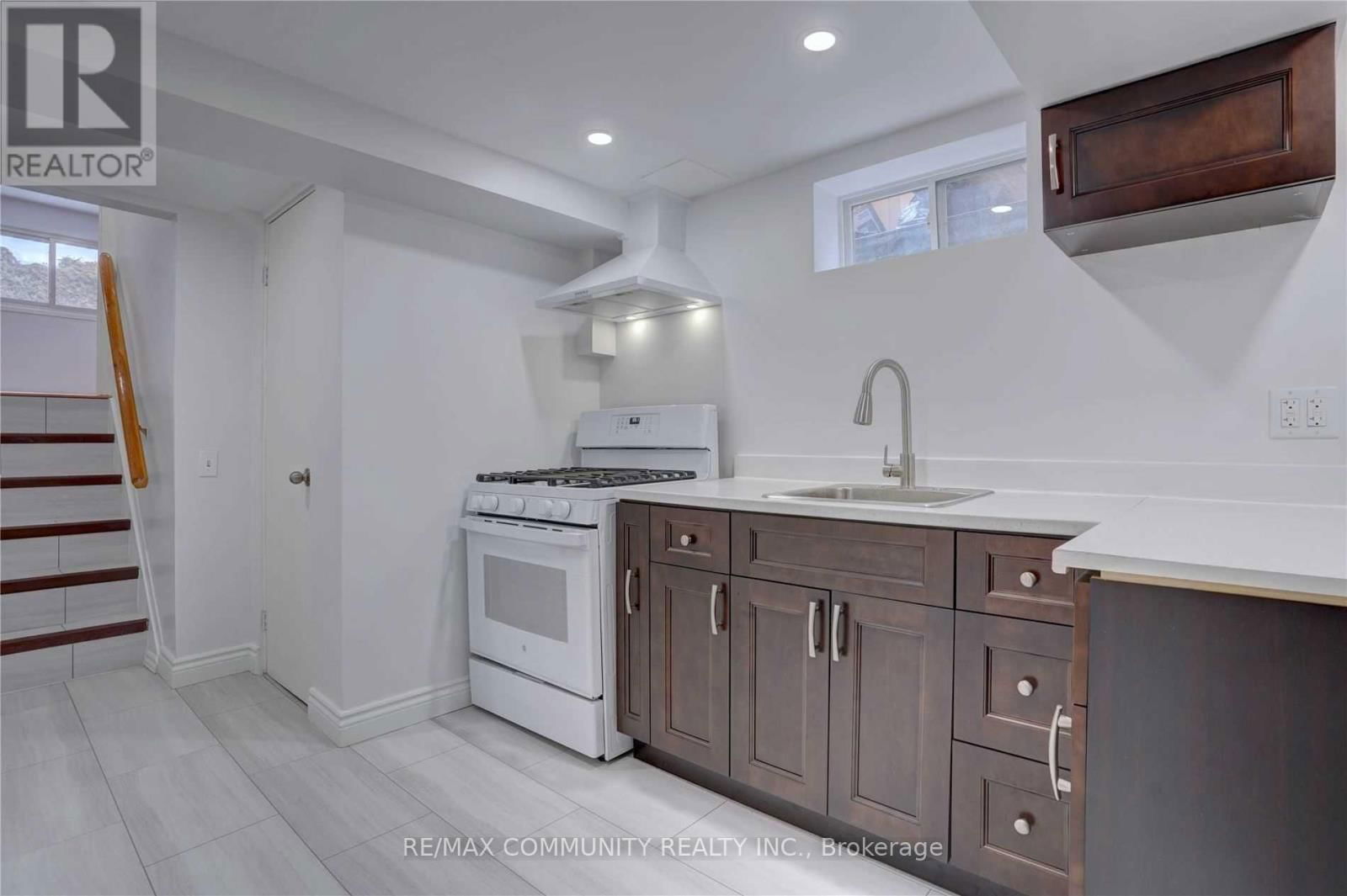 435 MAPLEWOOD DRIVE Image 14