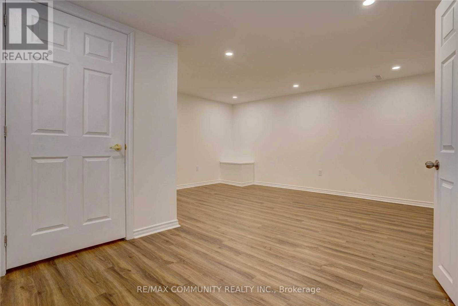 435 MAPLEWOOD DRIVE Image 17