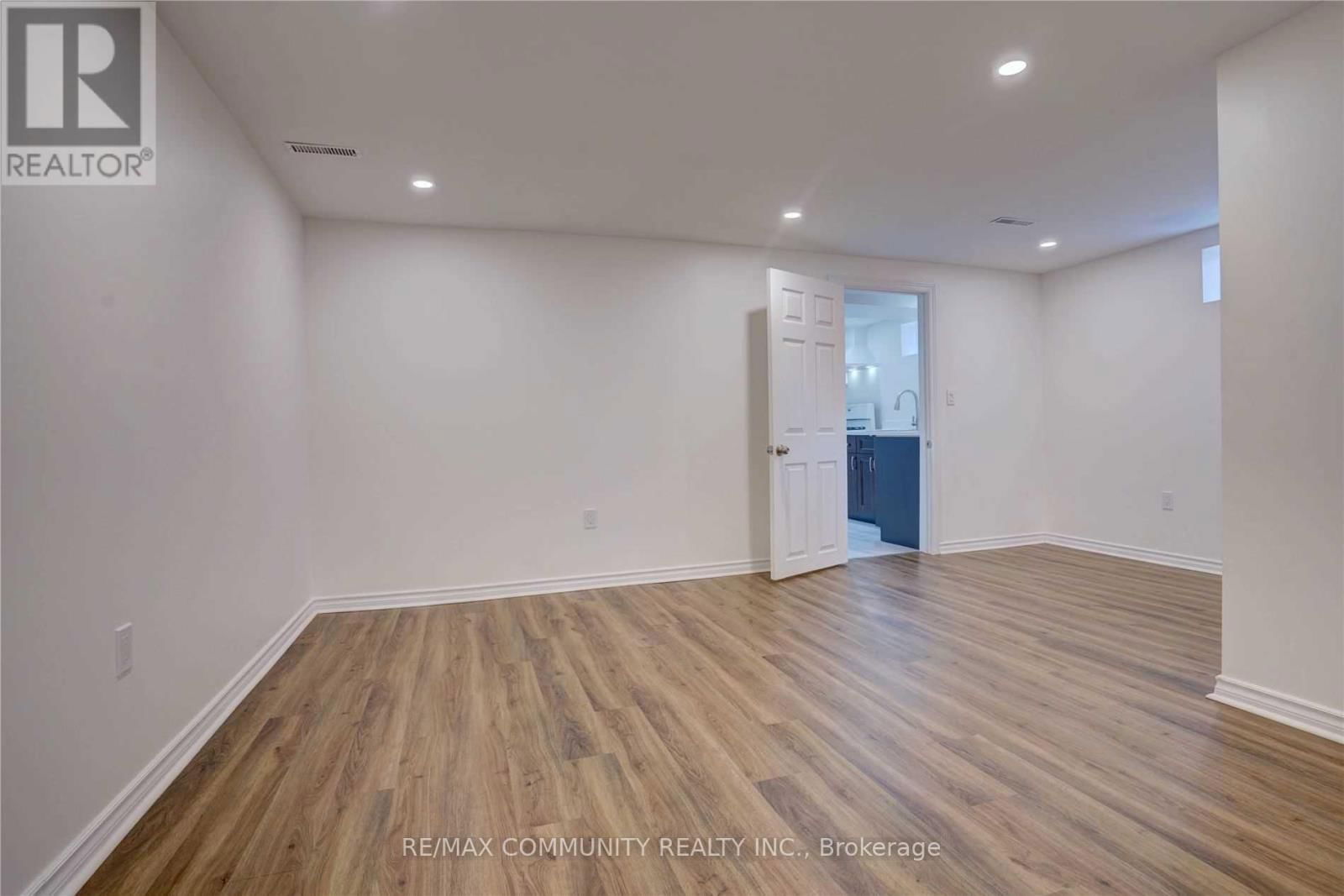 435 MAPLEWOOD DRIVE Image 18