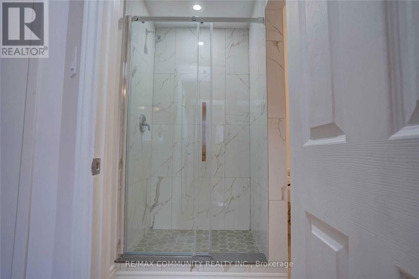 435 MAPLEWOOD DRIVE Image 7