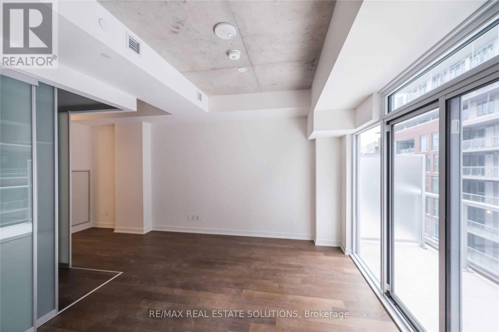 512 - 15 BASEBALL PLACE Image 5