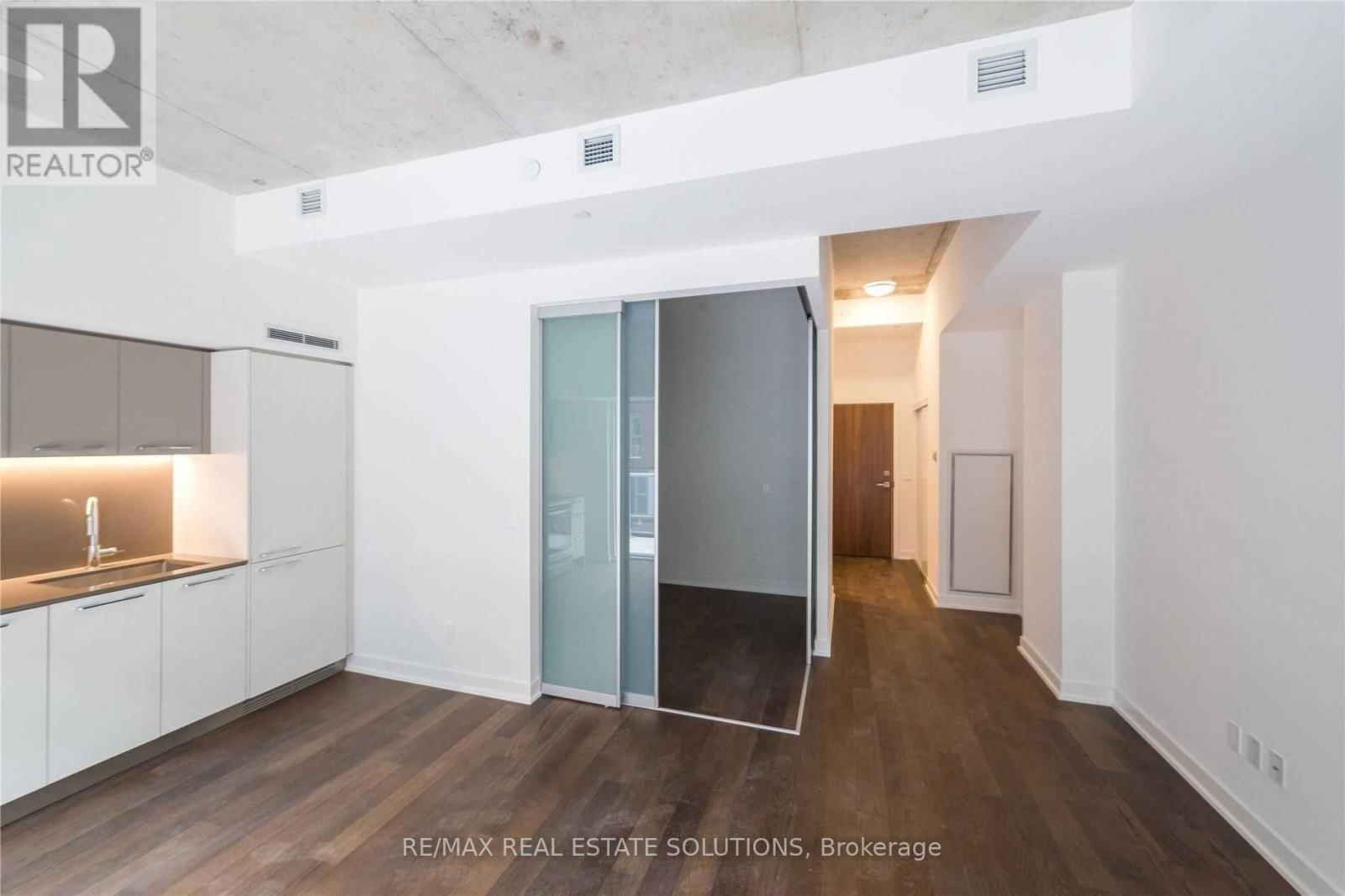 512 - 15 BASEBALL PLACE Image 6