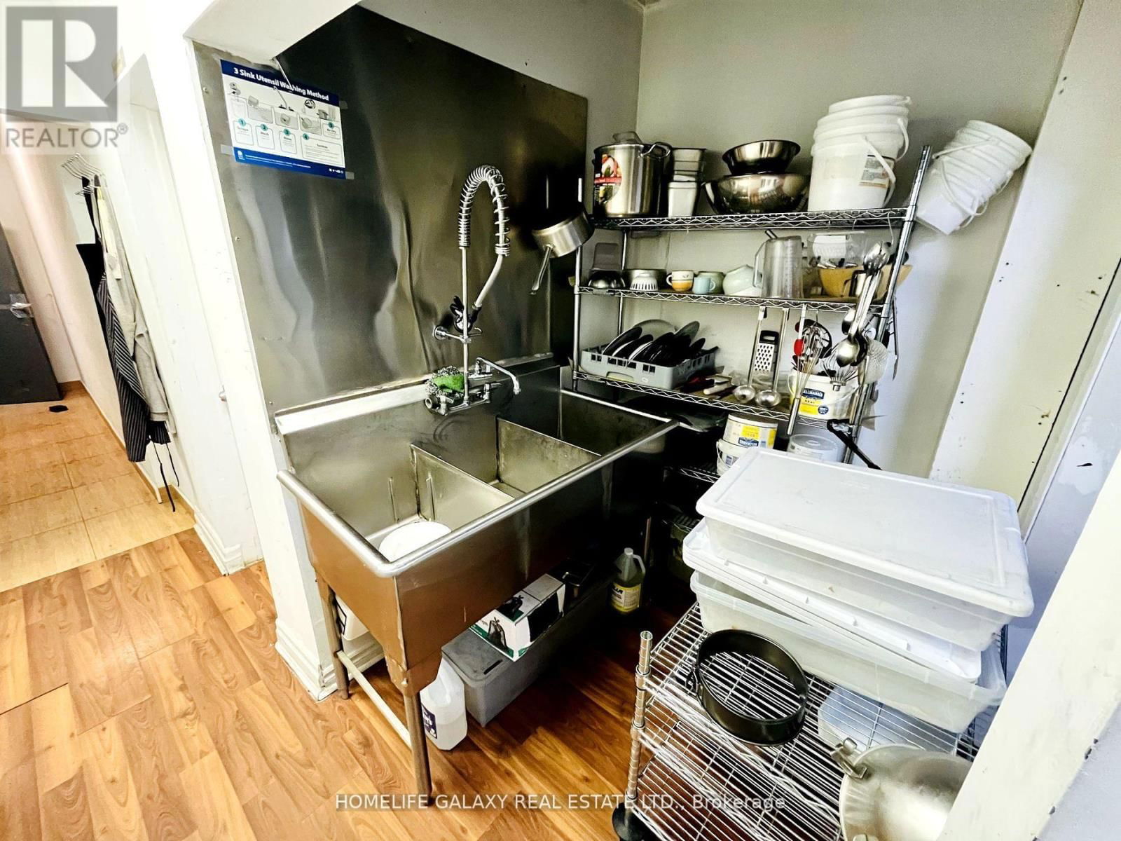 25 SIMCOE STREET SOUTH Image 17