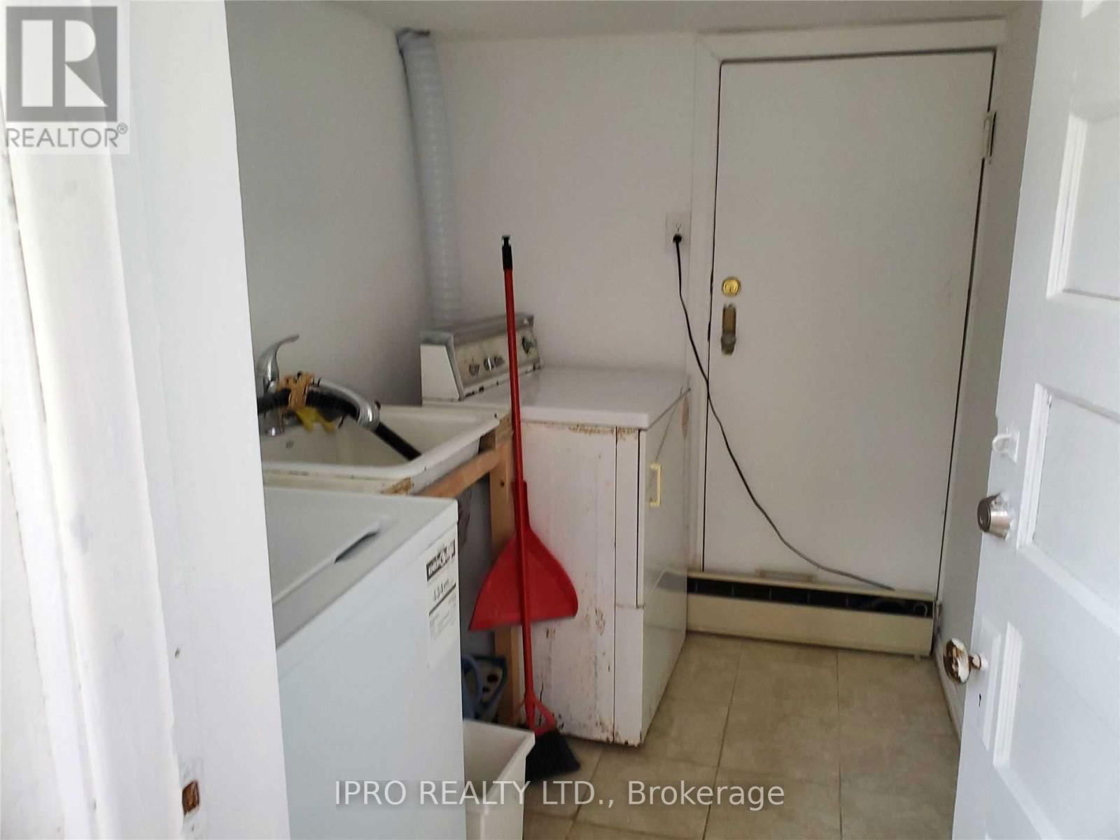 Lower # 2 - 586 O'CONNOR DRIVE Image 9