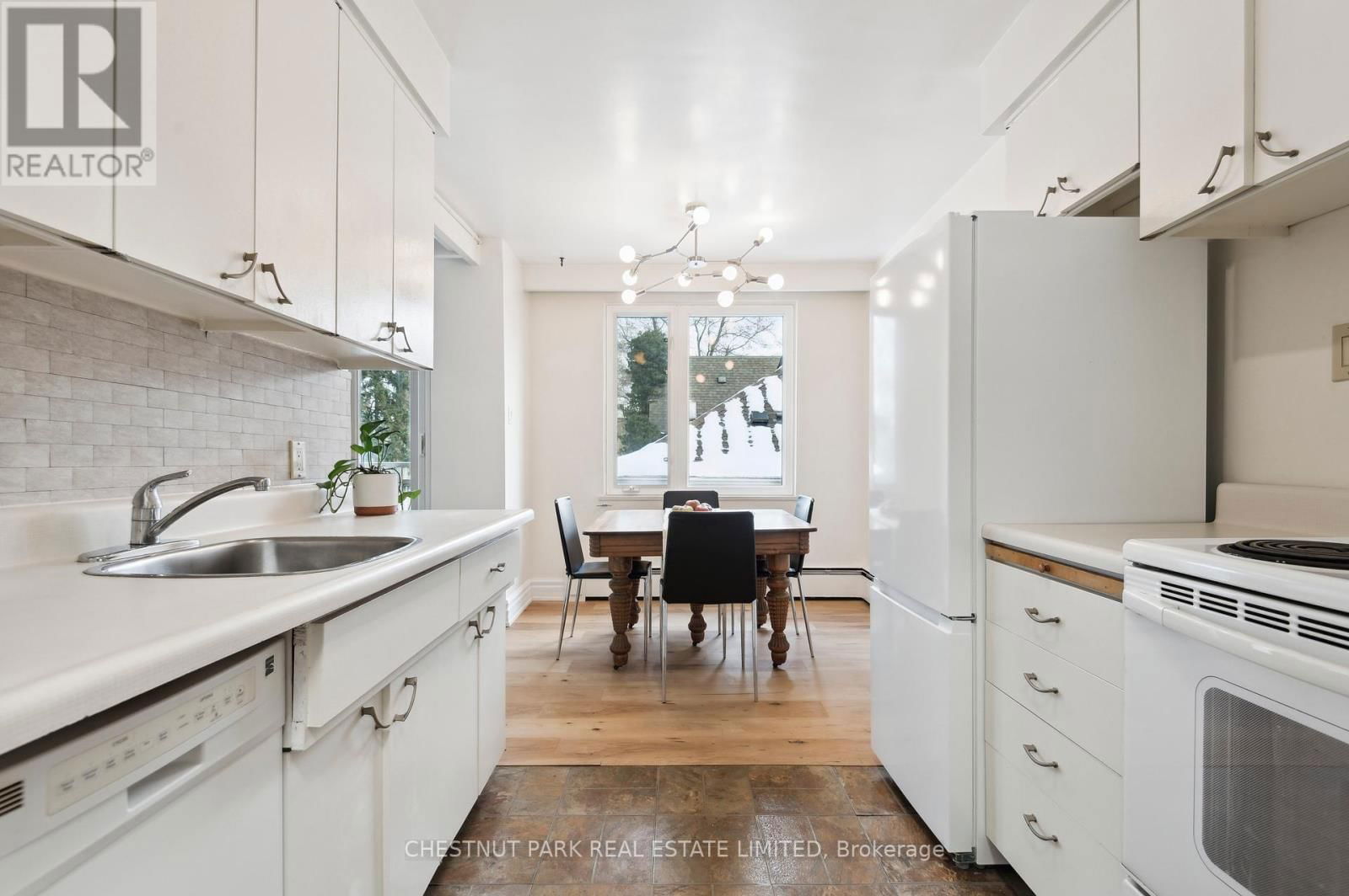 8 - 21 BENLAMOND AVENUE Image 6