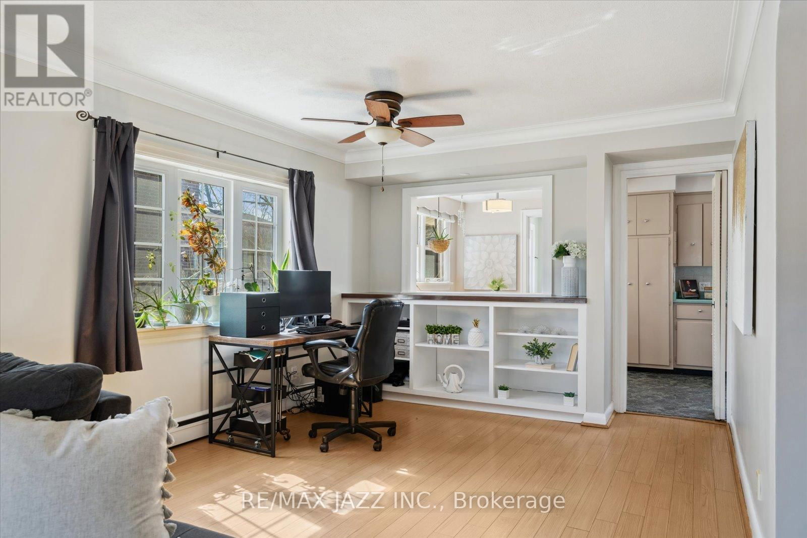 640 MARY STREET NORTH Image 15
