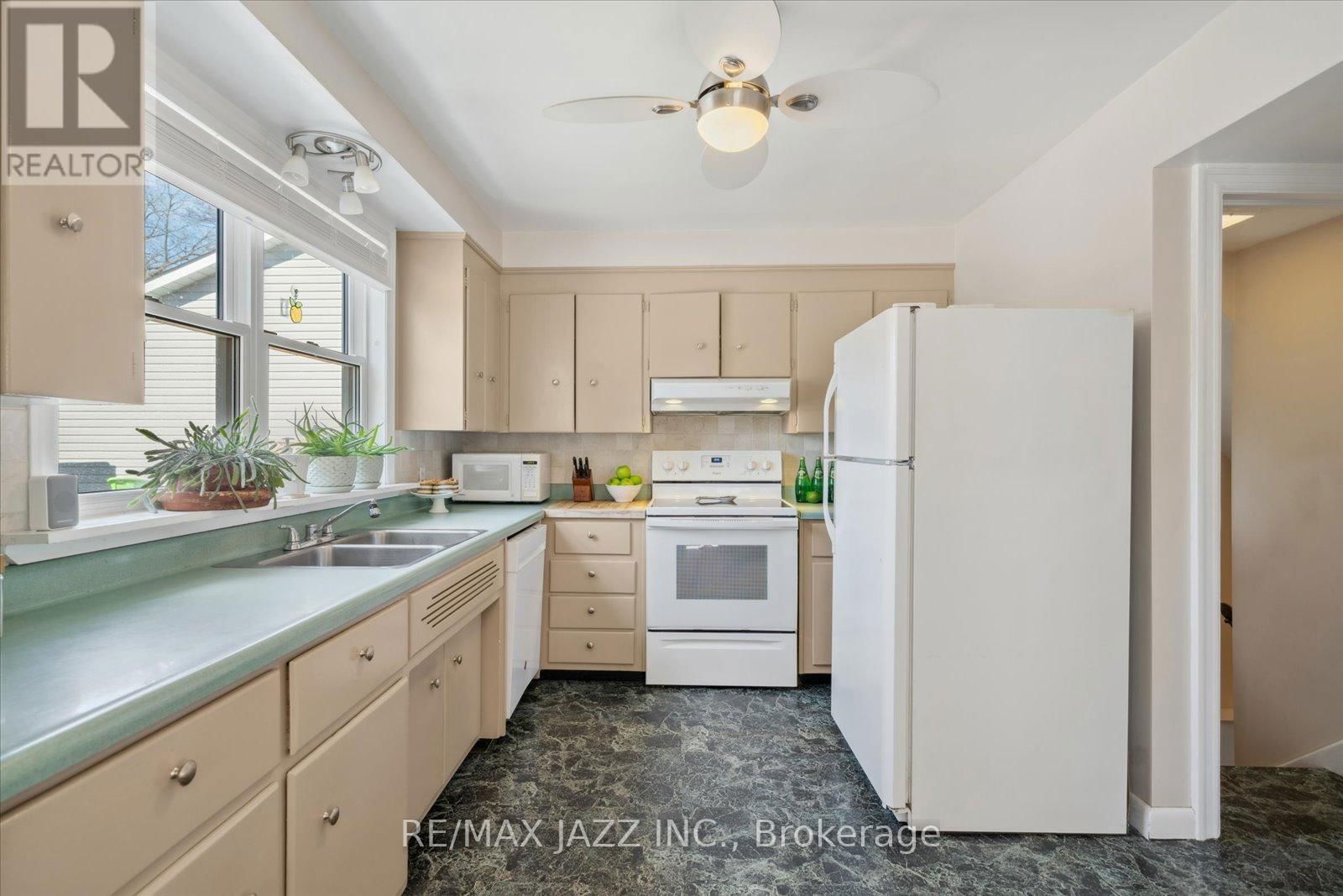 640 MARY STREET NORTH Image 22