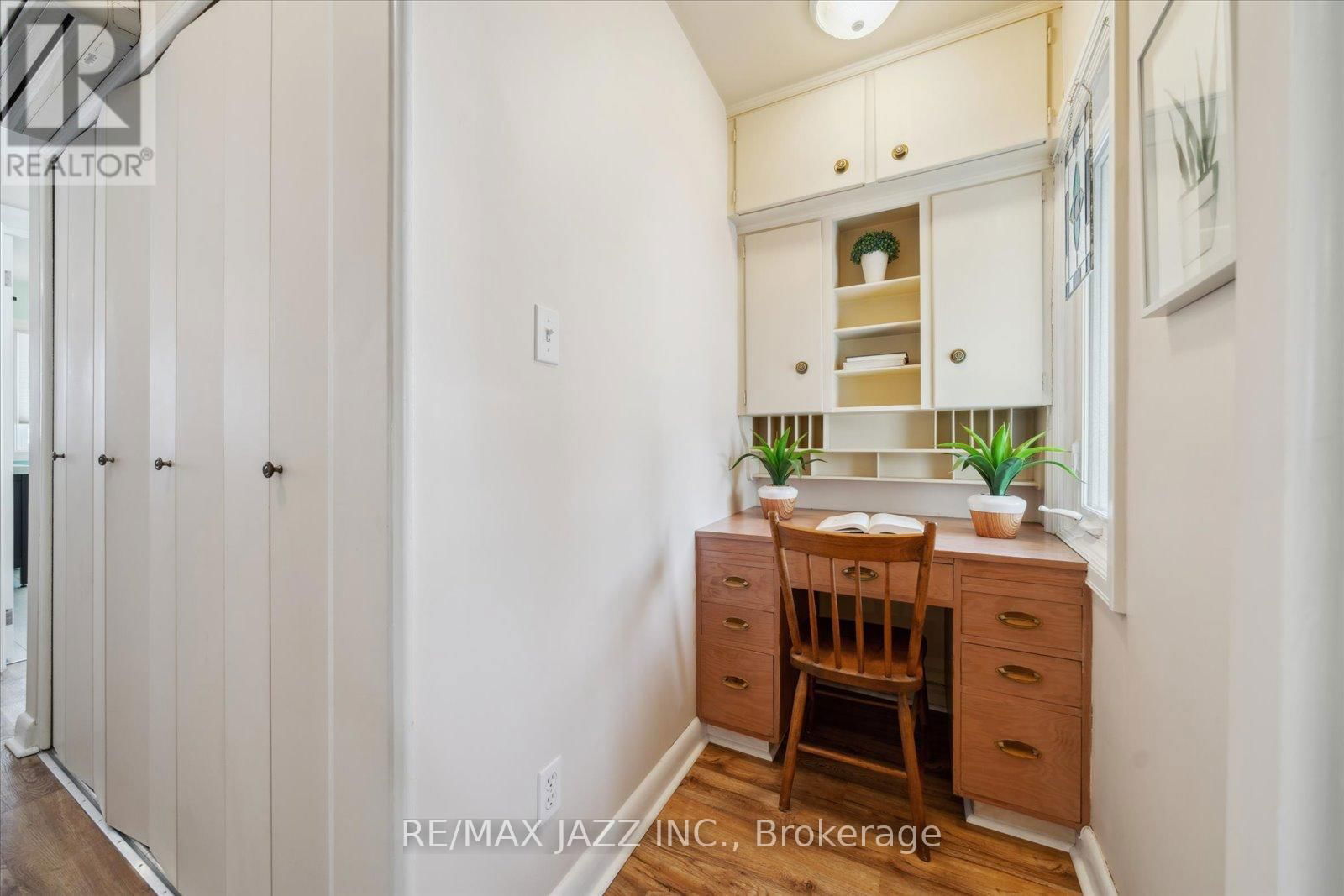 640 MARY STREET NORTH Image 31