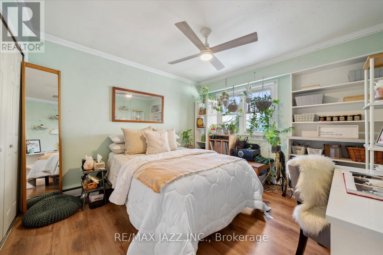 640 MARY STREET NORTH Image 32